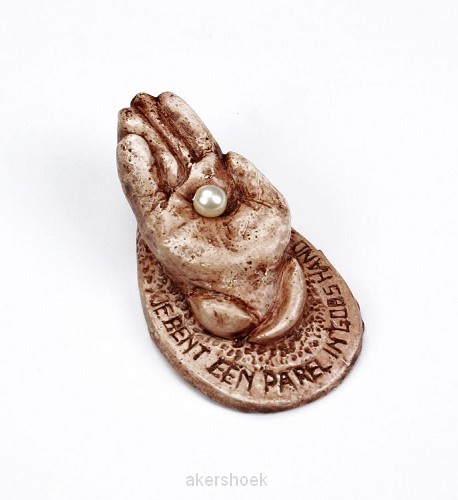 Beeld hand met parel mt